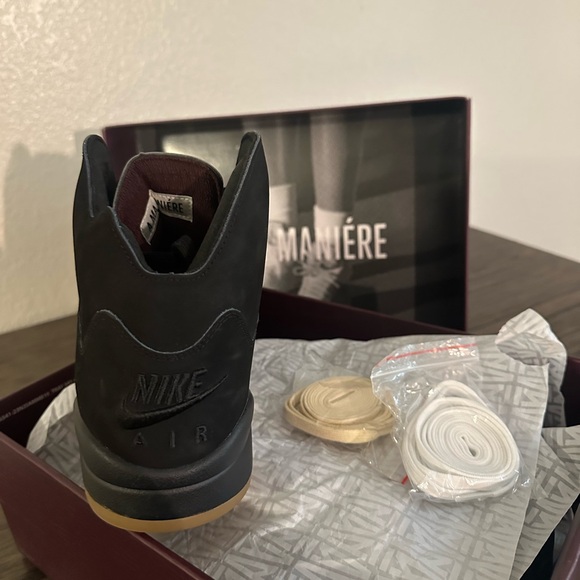 Nike Black and Gold Men's Shoes - Picture 2 of 4